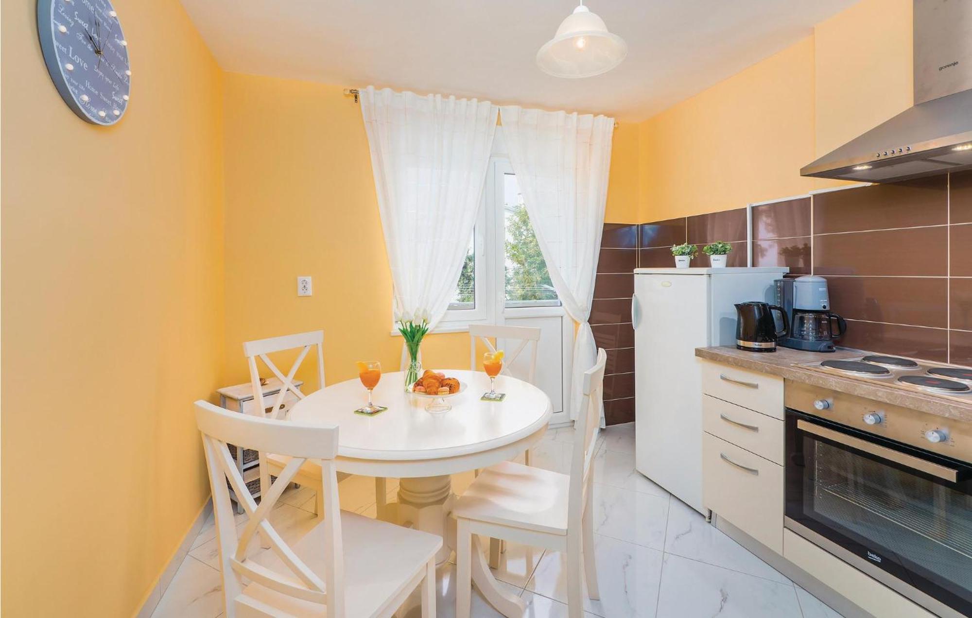 1 Bedroom Gorgeous Apartment In โอปาติยา ภายนอก รูปภาพ