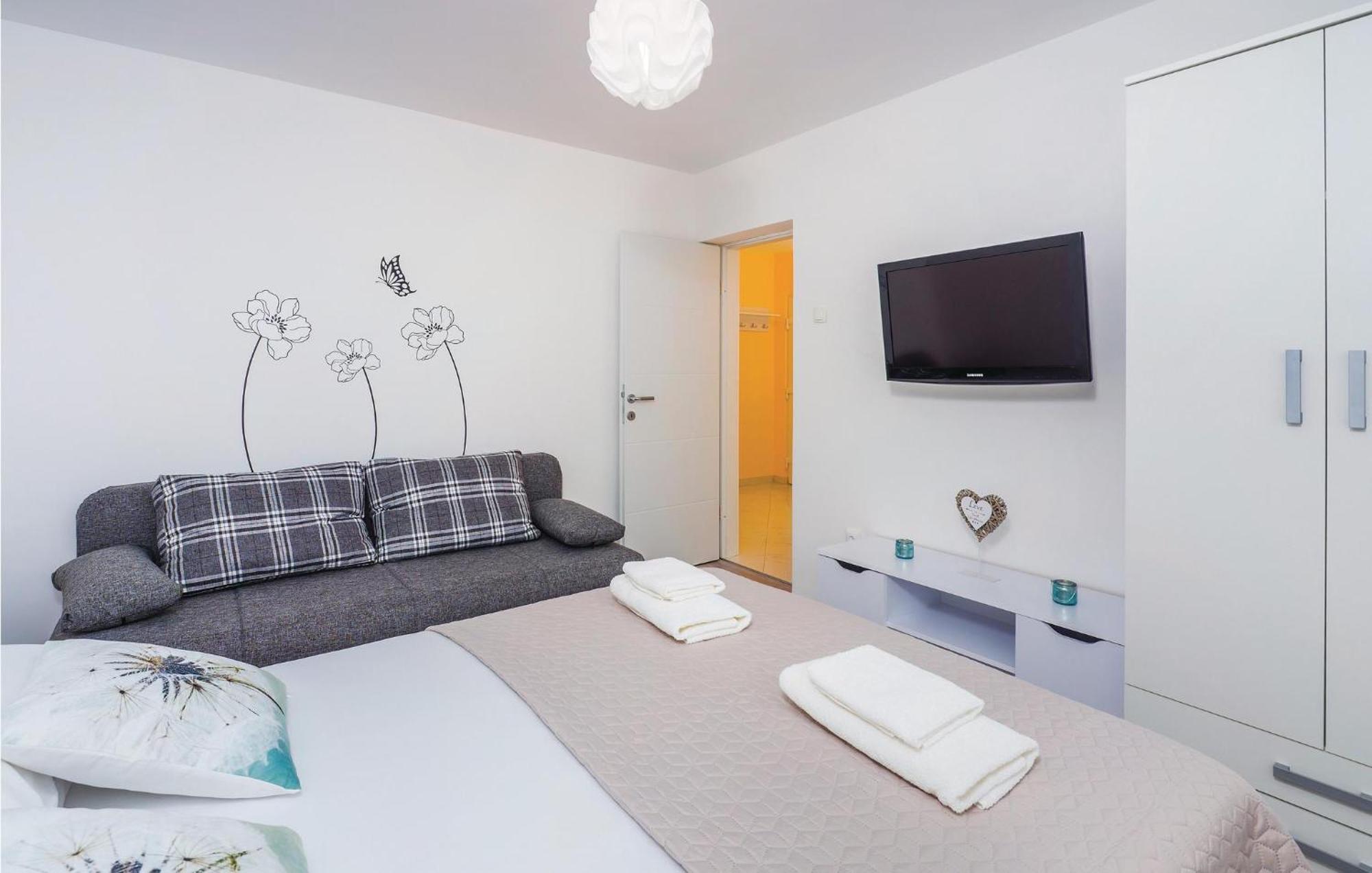 1 Bedroom Gorgeous Apartment In โอปาติยา ภายนอก รูปภาพ